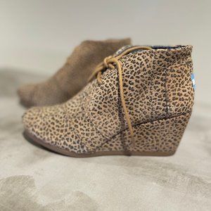 TOMS Desert Wedge Cheetah Suede Women's Shoes, Size 5.5